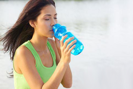 拿运动饮料解渴