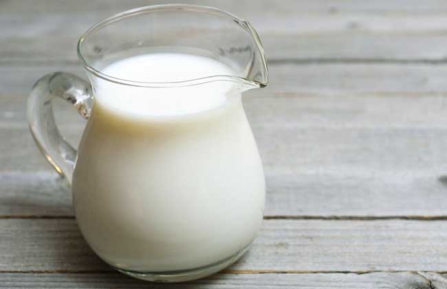 牛奶的颜色发白，是因为抗生素吗？