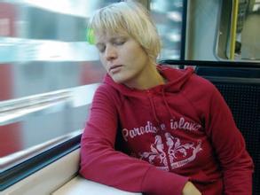 乘车打盹容易造成颈椎错位