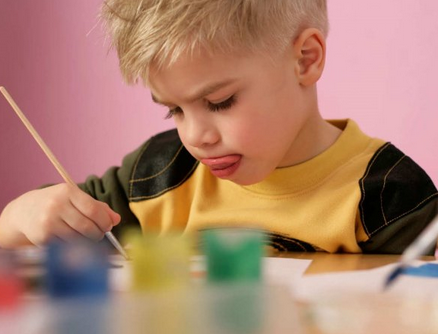 当孩子很专注地玩或做事情时，对他说“宝贝，快看妈妈手里拿的是什么”。