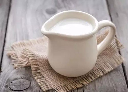 喝羊奶还是牛奶好？如何选择奶粉